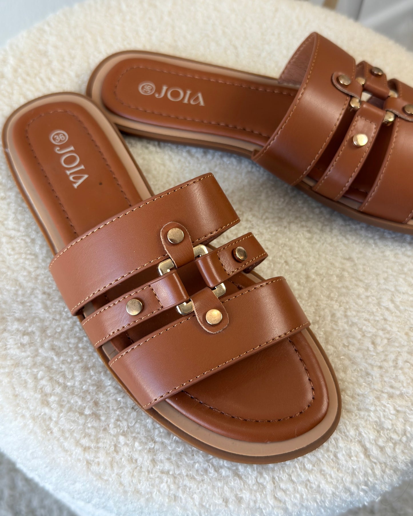 ⚠️ Claquettes Camel Défaut esthétique sur les détails dorés