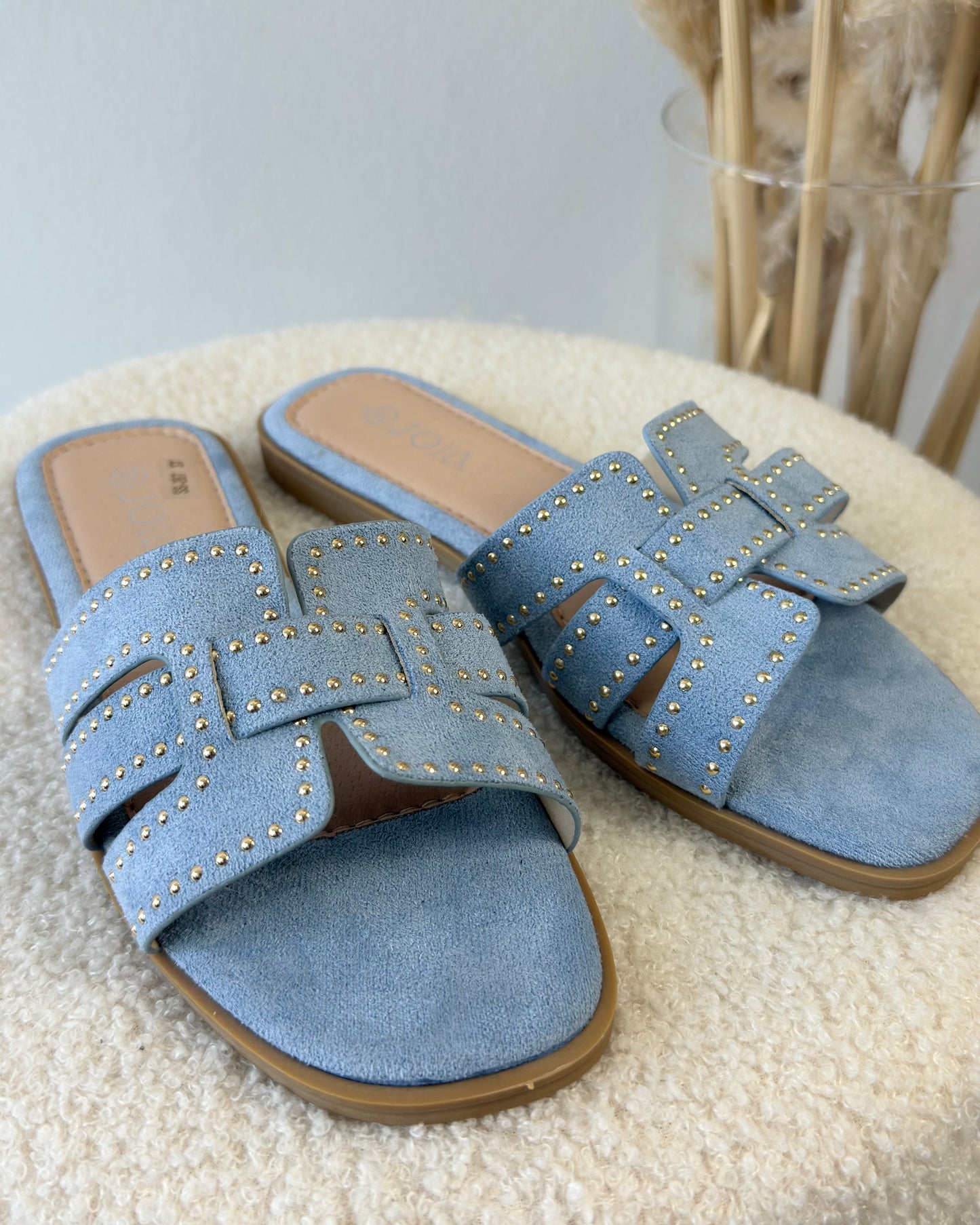 Claquettes bleu ciel à clous