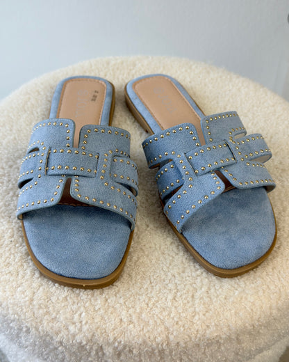 Claquettes bleu ciel à clous
