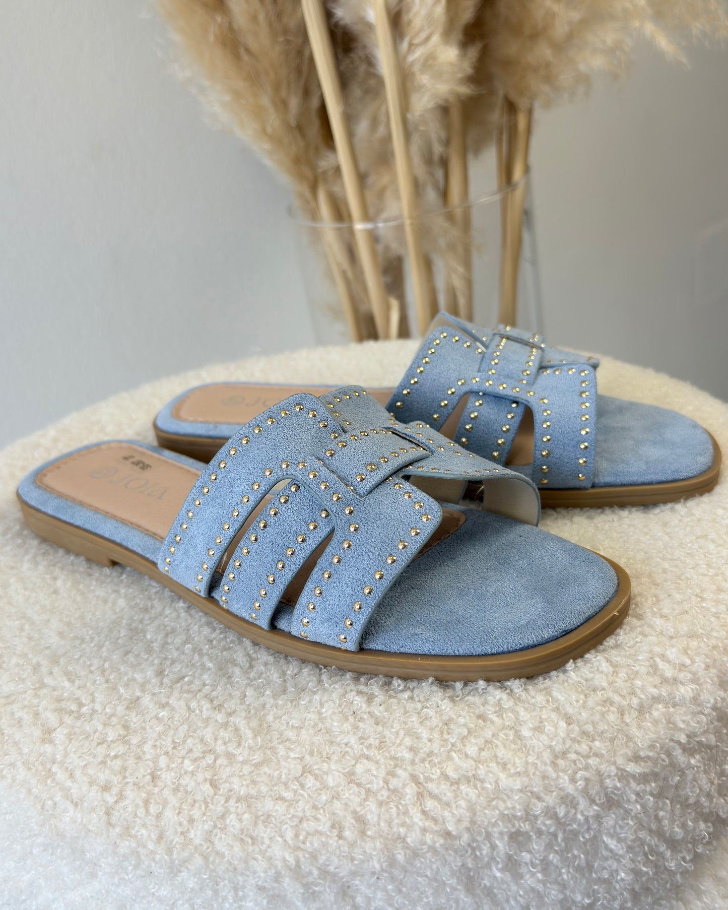 Claquettes bleu ciel à clous