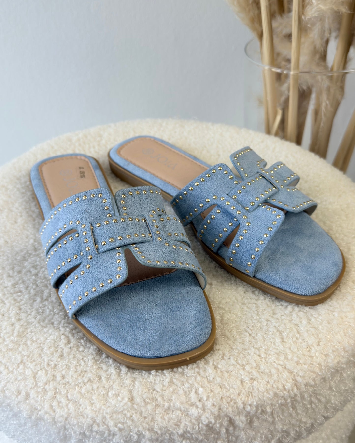 Claquettes bleu ciel à clous