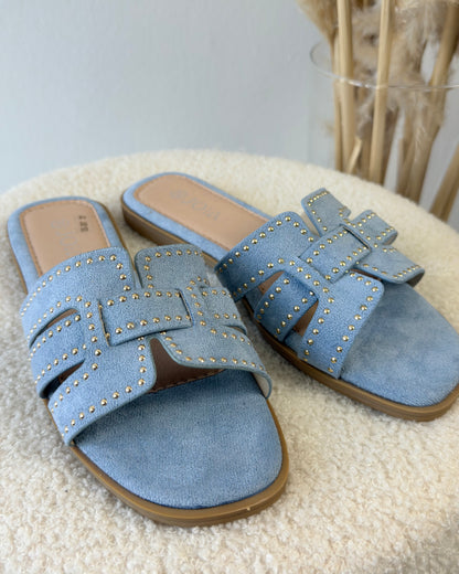 Claquettes bleu ciel à clous